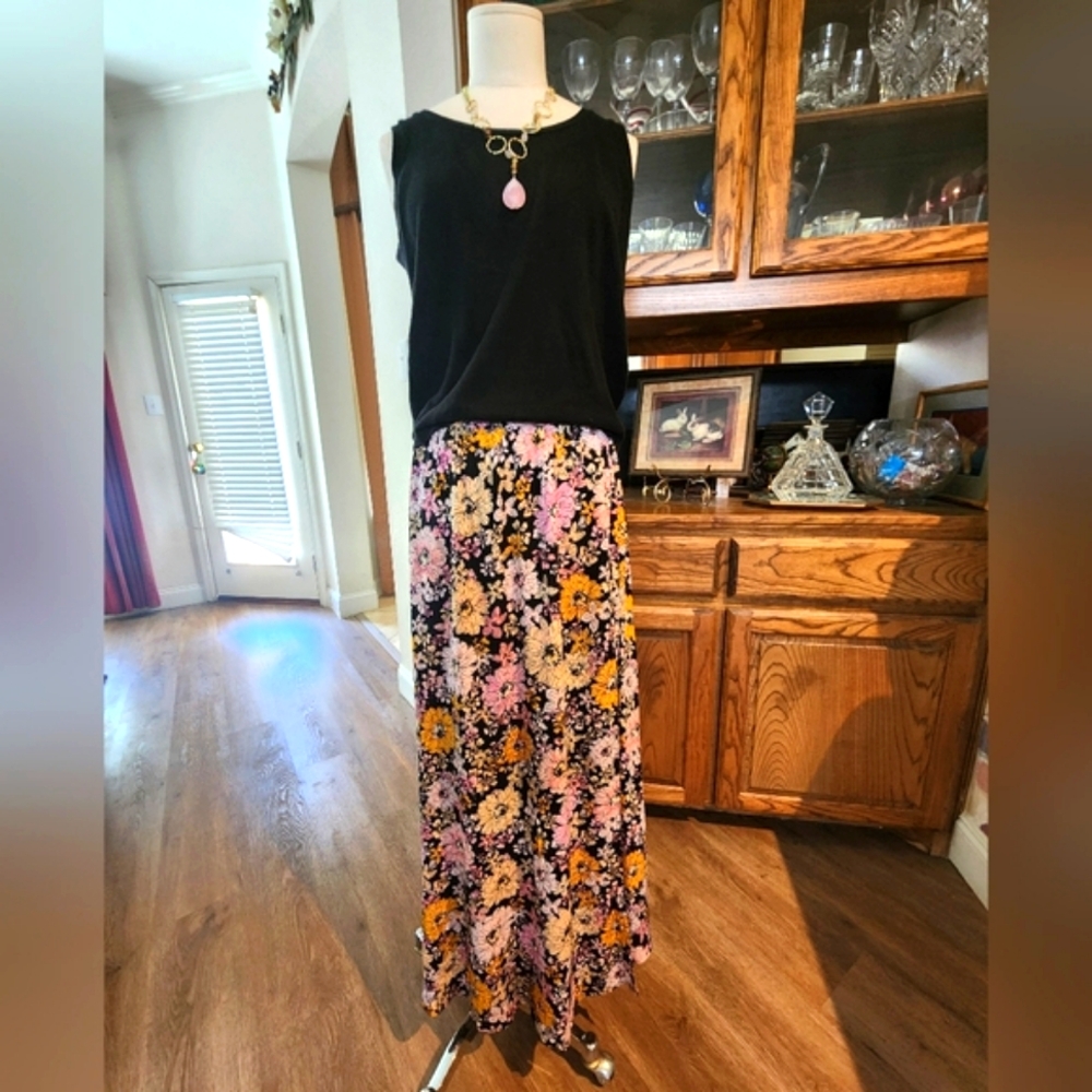 NWT- Steve Madden Black and Pink Floral Maxi Skirt!!🌸🕶🌼